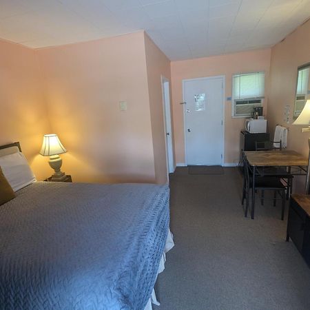 Pinewood Inn Barrys Bay Eksteriør bilde