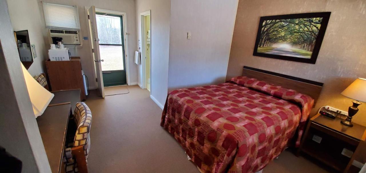 Pinewood Inn Barrys Bay Eksteriør bilde