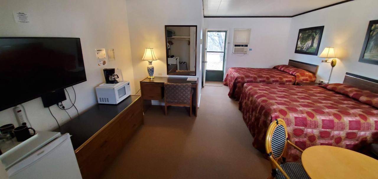 Pinewood Inn Barrys Bay Eksteriør bilde