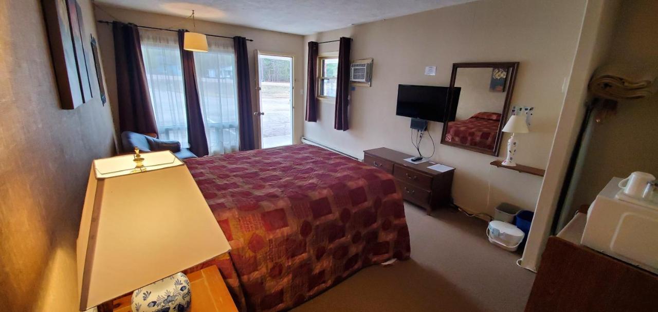 Pinewood Inn Barrys Bay Eksteriør bilde